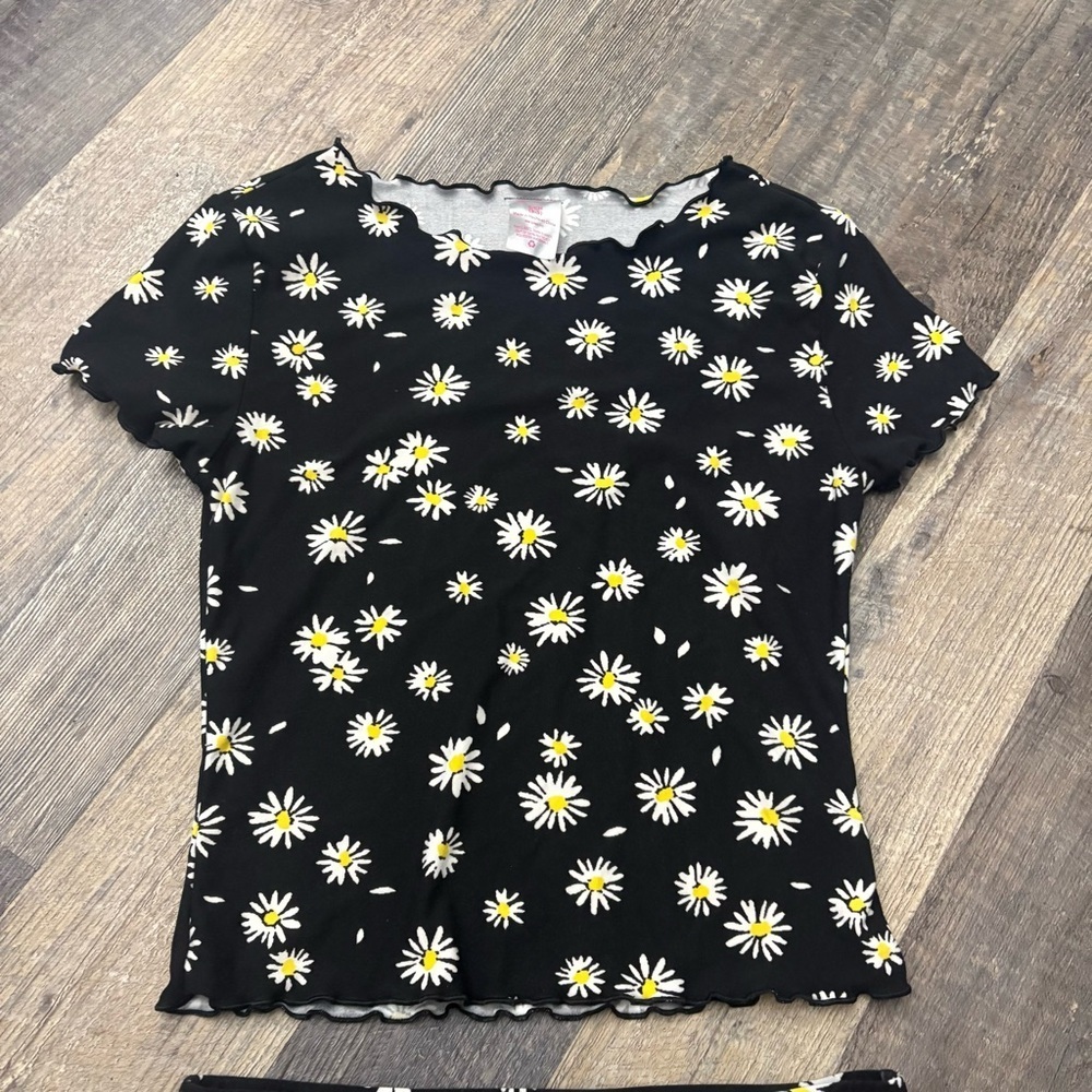 Women’s dress 2 Pc blouse/ Mini Skirt Daisy flowers graphic lettuces edges. - Picture 3 of 7